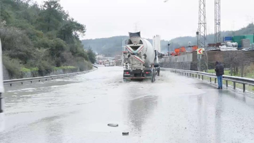 Çekmeköy de dere yola taştı: Sarıyer de yollar göle döndü! 3