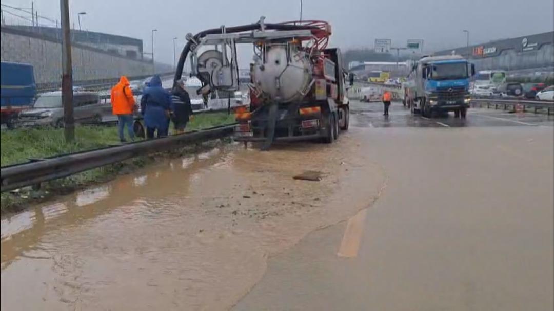 Çekmeköy de dere yola taştı: Sarıyer de yollar göle döndü! 7