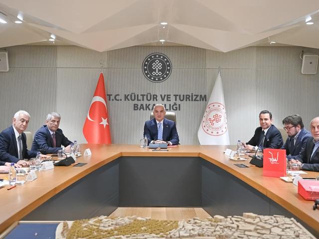 Bakan Ersoy'dan 2026 turizmi i&ccedil;in kritik toplantı!