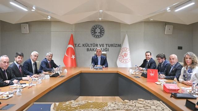 Bakan Ersoy'dan 2026 turizmi için kritik toplantı!