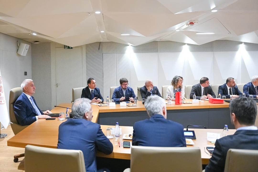 Bakan Ersoy dan 2026 turizmi için kritik toplantı! 1