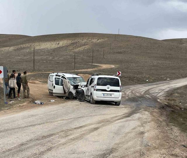 Malatya&rsquo;da iki ara&ccedil; kafa kafaya &ccedil;arpıştı: 4 yaralı 3