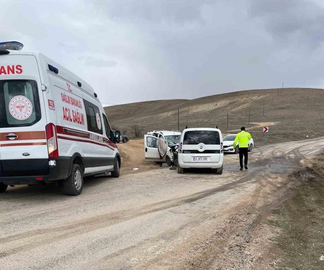 Malatya&rsquo;da iki ara&ccedil; kafa kafaya &ccedil;arpıştı: 4 yaralı 2