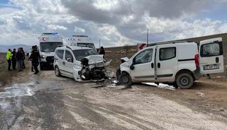 Malatya&rsquo;da iki ara&ccedil; kafa kafaya &ccedil;arpıştı: 4 yaralı