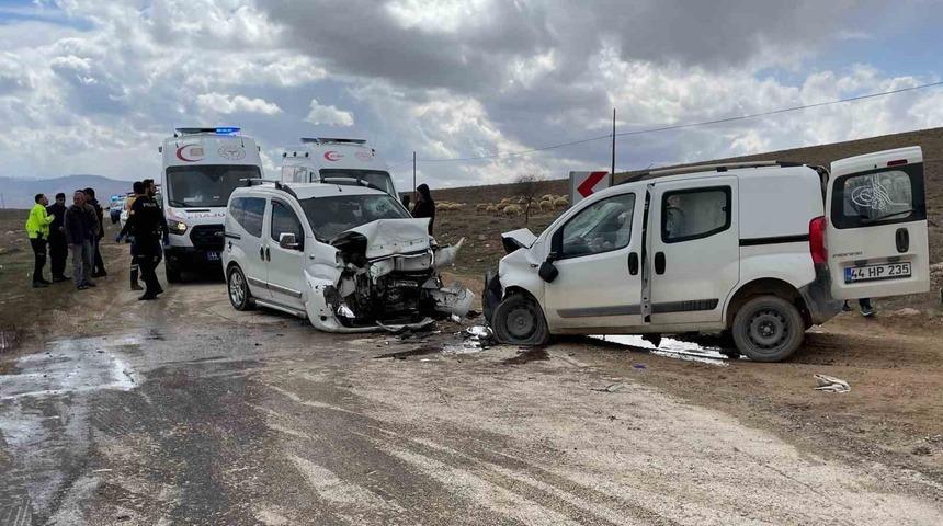 Malatya&rsquo;da iki ara&ccedil; kafa kafaya &ccedil;arpıştı: 4 yaralı