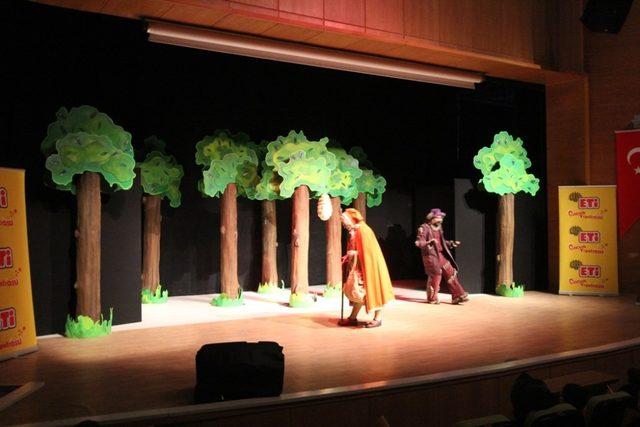 Kırmızı Başlıklı Kız tiyatro oyunu Bayburt&rsquo;ta sahnelendi 1