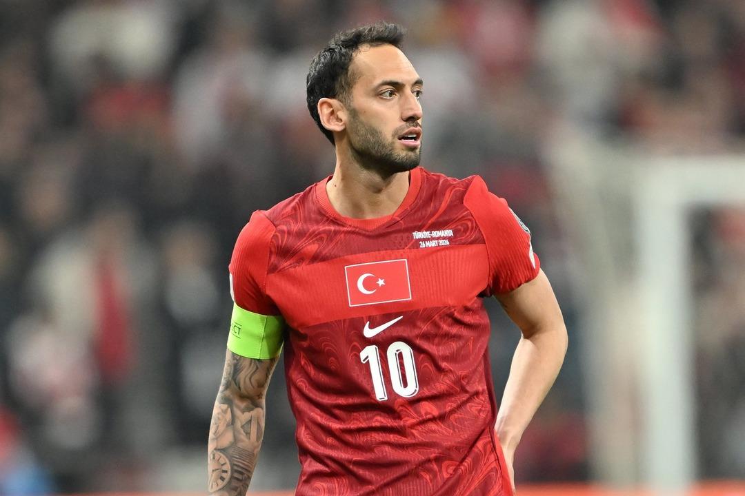 Kosova ma&ccedil;ı &ouml;ncesi Hakan &Ccedil;alhanoğlu ndan s&uuml;rpriz &ccedil;ıkış! "Bizi kışkırtmaya &ccedil;alışıyorlar..." 6