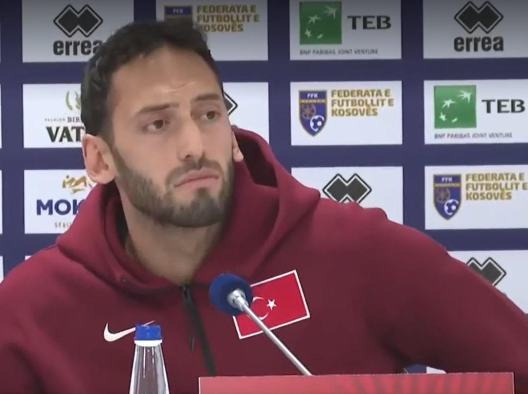 Kosova ma&ccedil;ı &ouml;ncesi Hakan &Ccedil;alhanoğlu ndan s&uuml;rpriz &ccedil;ıkış! "Bizi kışkırtmaya &ccedil;alışıyorlar..." 8