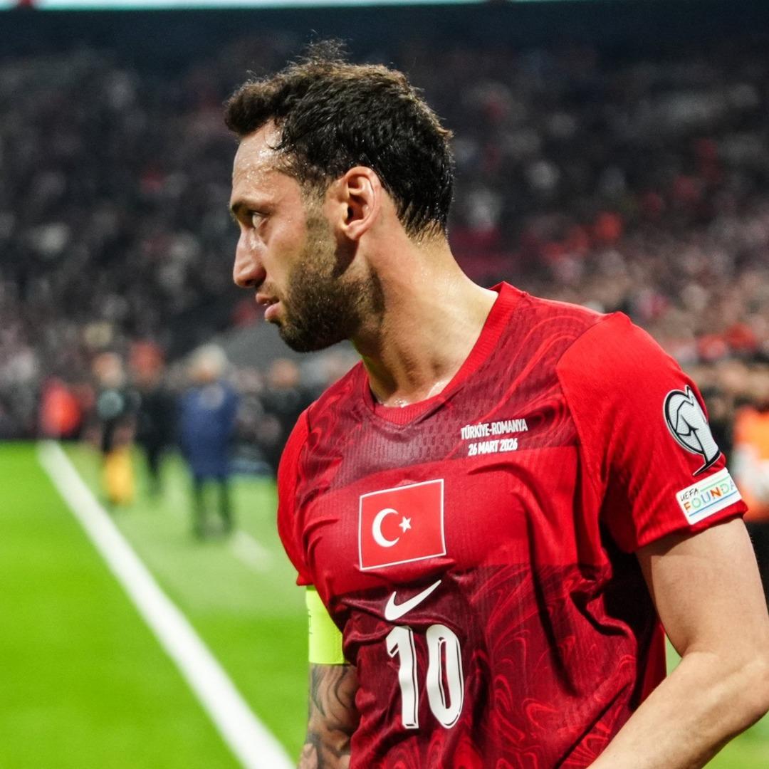 Kosova ma&ccedil;ı &ouml;ncesi Hakan &Ccedil;alhanoğlu ndan s&uuml;rpriz &ccedil;ıkış! "Bizi kışkırtmaya &ccedil;alışıyorlar..." 9