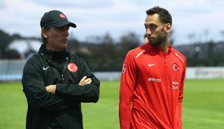 Hakan &Ccedil;alhanoğlu'ndan s&uuml;rpriz &ccedil;ıkış! "Bizi kışkırtmaya &ccedil;alışıyorlar..."