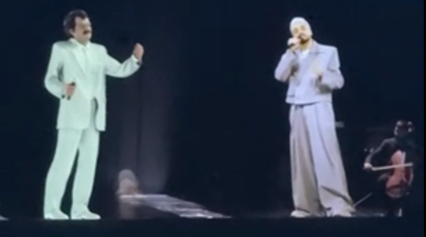 T&uuml;rk Telekom lansmanındaki Sefo konserinde 'M&uuml;sl&uuml;m G&uuml;rses ' s&uuml;rprizi: Hologram olarak sahneye &ccedil;ıktı