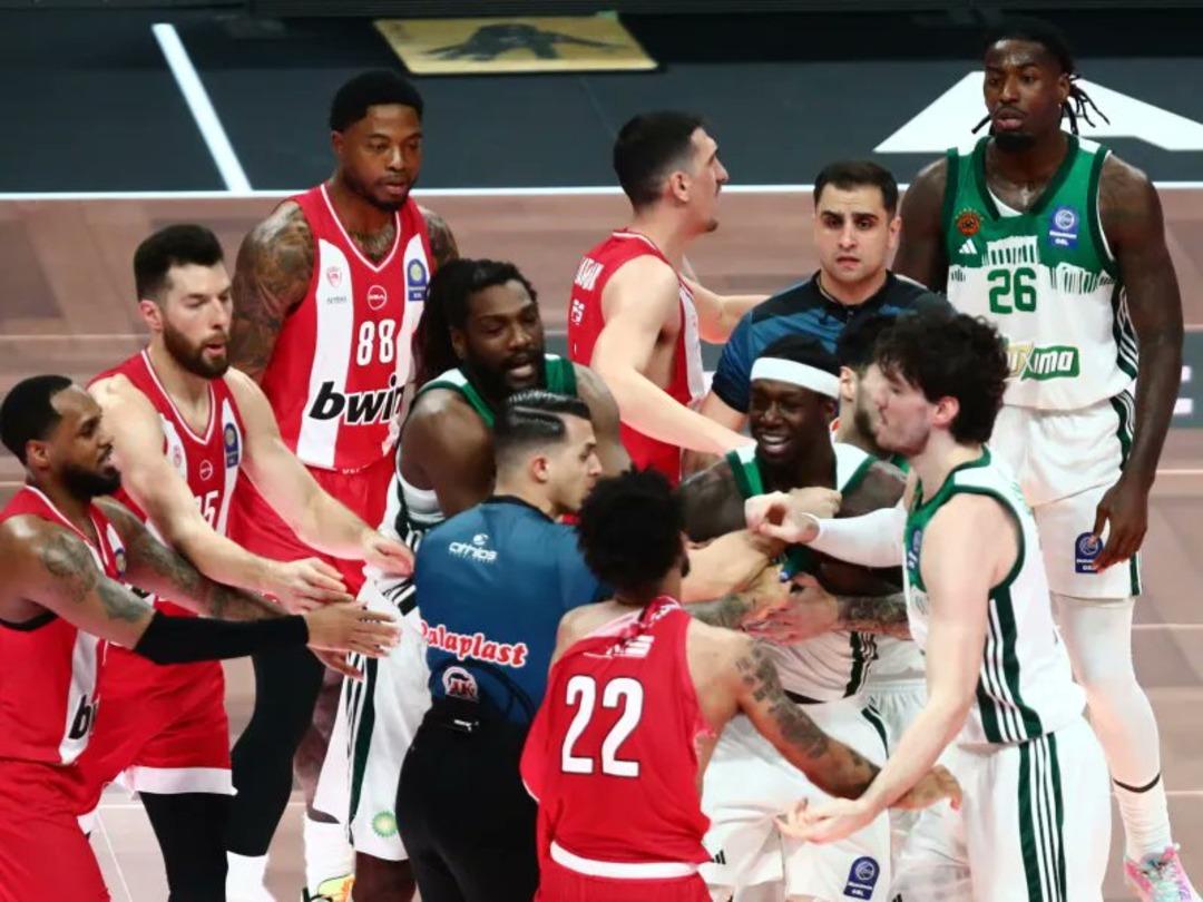 Sinirlerin gerildiği derbi gecesinde g&uuml;len taraf Olympiakos! Ergin Ataman a b&uuml;y&uuml;k şok 1