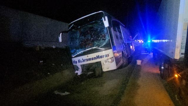 Erzincan da bariyerlere &ccedil;arpan yolcu otob&uuml;s&uuml;nde hasar oluştu 4