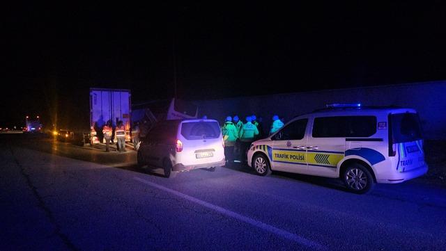 Erzincan da bariyerlere &ccedil;arpan yolcu otob&uuml;s&uuml;nde hasar oluştu 2