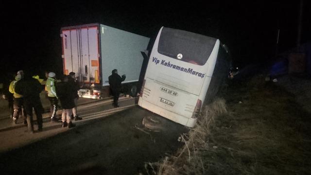 Erzincan da bariyerlere &ccedil;arpan yolcu otob&uuml;s&uuml;nde hasar oluştu 1