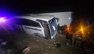 Erzincan'da bariyerlere &ccedil;arpan yolcu otob&uuml;s&uuml;nde hasar oluştu