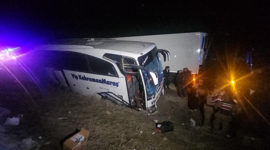 Erzincan'da bariyerlere &ccedil;arpan yolcu otob&uuml;s&uuml;nde hasar oluştu