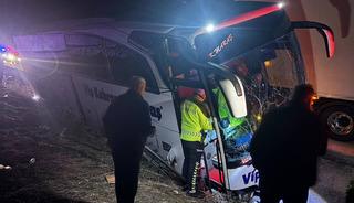 Korkutan kaza! Yolcu otob&uuml;s&uuml; yoldan &ccedil;ıktı