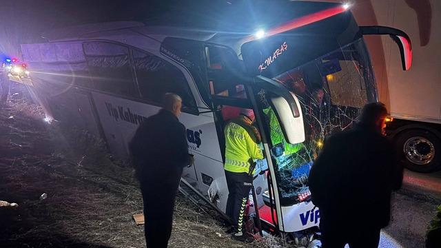 Yolcu otobüsü yoldan çıktı! Çok sayıda ekip sevk edildi