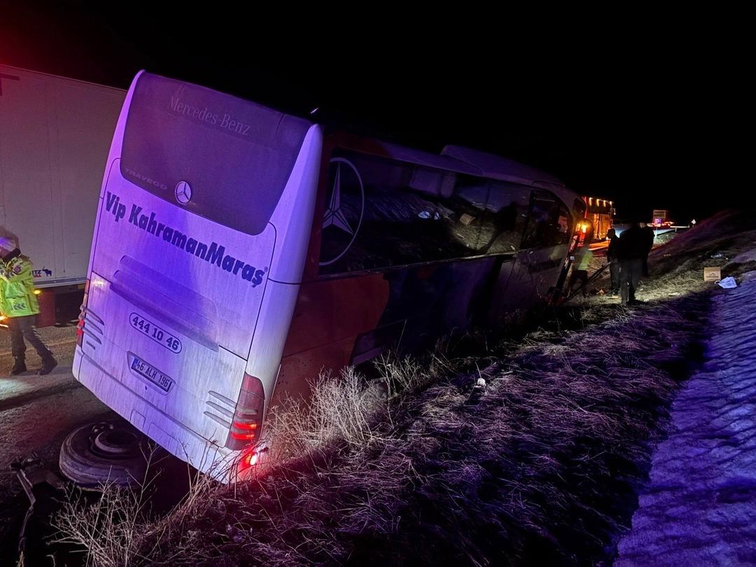 Yolcu otob&uuml;s&uuml; yoldan &ccedil;ıktı! &Ccedil;ok sayıda ekip sevk edildi 1