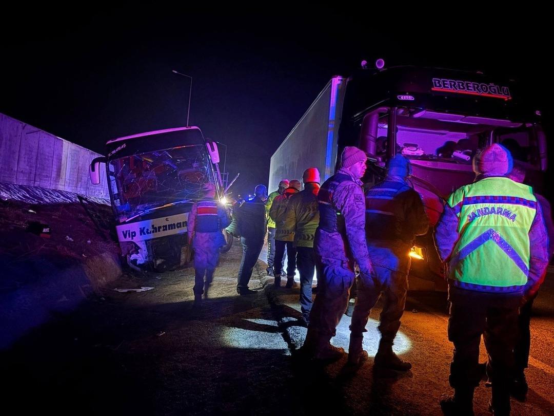 Yolcu otob&uuml;s&uuml; yoldan &ccedil;ıktı! &Ccedil;ok sayıda ekip sevk edildi 2