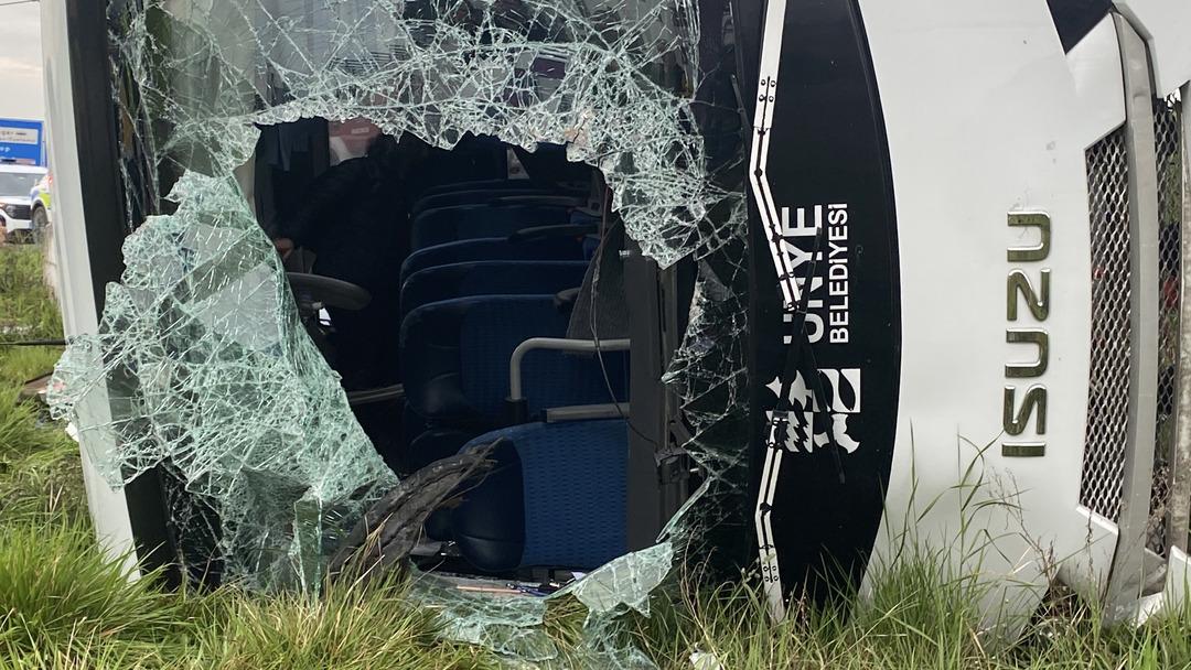 Samsun da yolcu otob&uuml;s&uuml; devrildi: 9&rsquo;u &ouml;ğrenci, 11 yaralı! 5