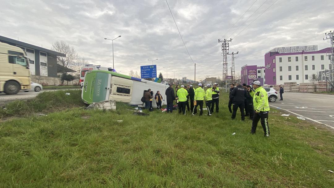 Samsun da yolcu otob&uuml;s&uuml; devrildi: 9&rsquo;u &ouml;ğrenci, 11 yaralı! 2