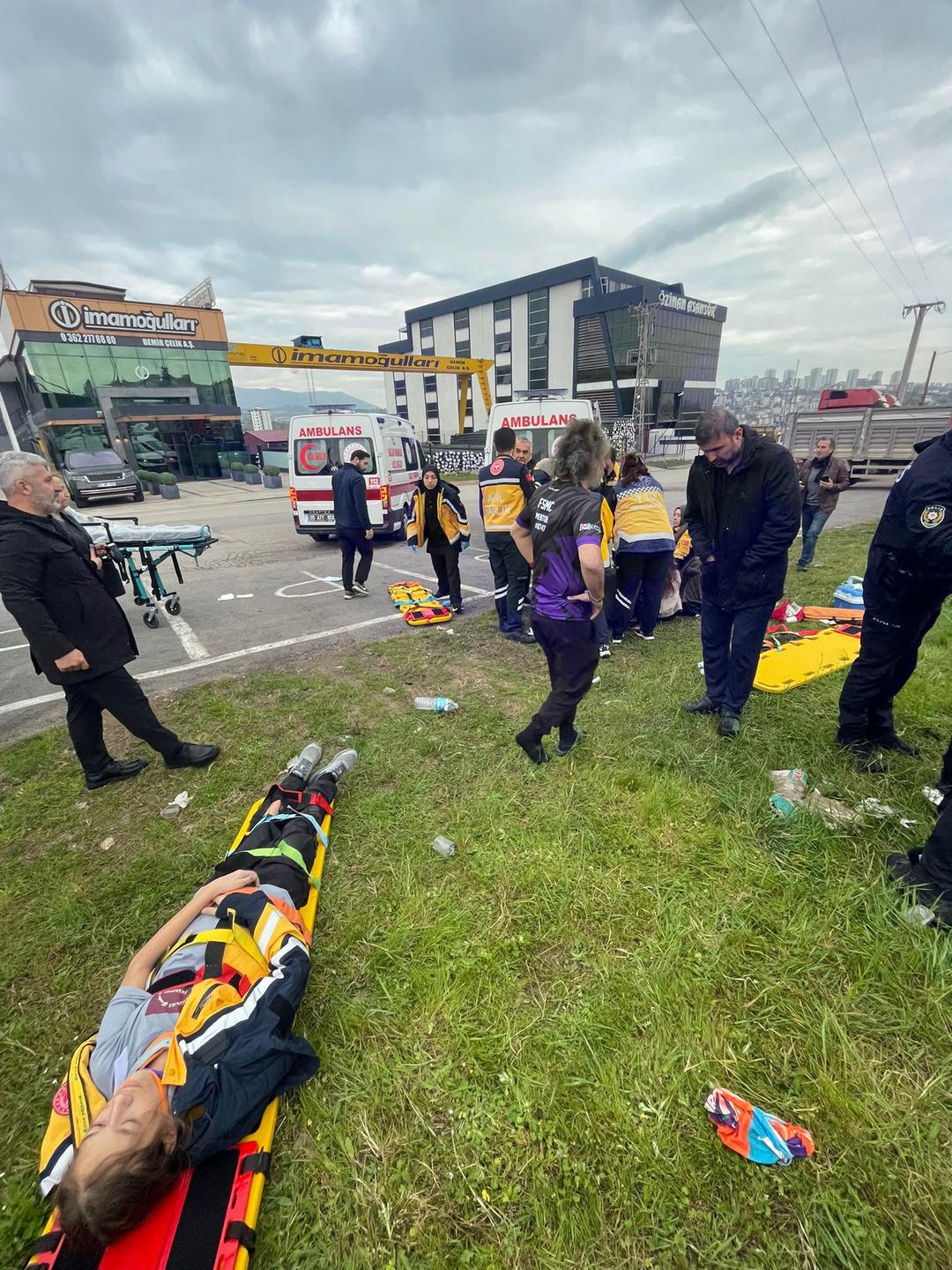 Samsun da yolcu otob&uuml;s&uuml; devrildi: 9&rsquo;u &ouml;ğrenci, 11 yaralı! 1