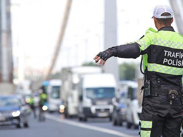 Trafikte yeni cezalar i&ccedil;in saatler kaldı! Gece yarısından sonra başlıyor: APP plaka, ekran ve ses sistemleri...