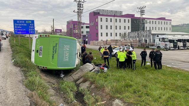 Samsun'da yolcu otobüsü devrildi: 9’u öğrenci, 11 yaralı!