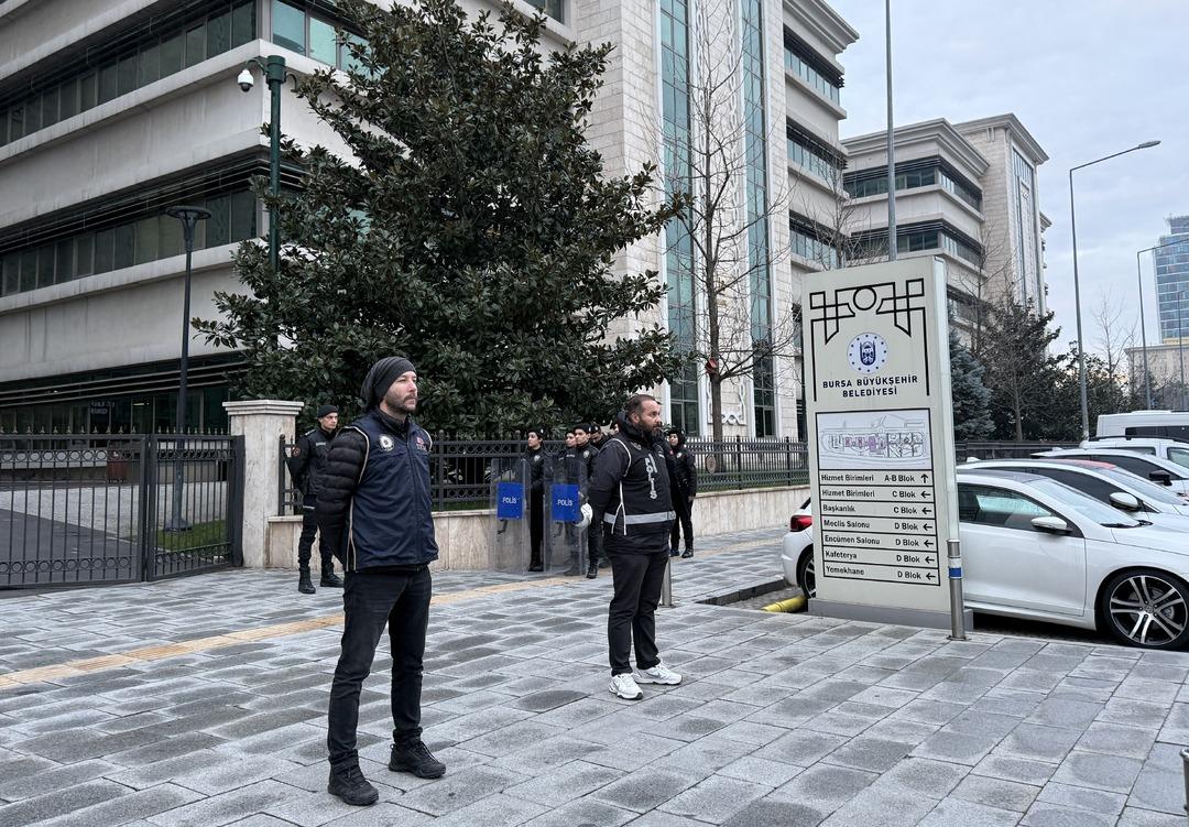 SON DAKİKA | Bursa B&uuml;y&uuml;kşehir Belediye Başkanı Mustafa Bozbey g&ouml;zaltında! Liste ortaya &ccedil;ıktı: Eşi, kızı, kardeşleri... 4