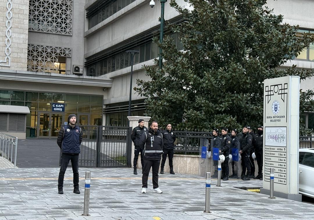 SON DAKİKA | Bursa B&uuml;y&uuml;kşehir Belediye Başkanı Mustafa Bozbey g&ouml;zaltında! Liste ortaya &ccedil;ıktı: Eşi, kızı, kardeşleri... 6