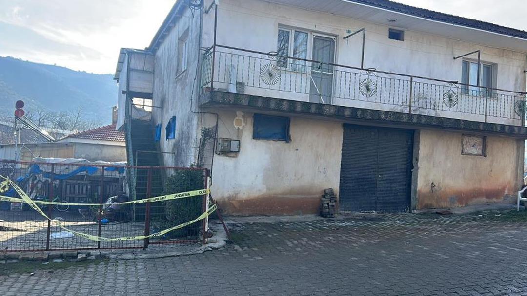 Manisa da vahşet! Gece yarısı silahla geldi, boşanma aşamasındaki eşi ve ailesini katletti 1