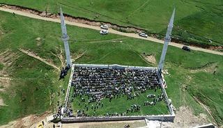 Tavanı g&ouml;ky&uuml;z&uuml;, tabanı tarih! G&uuml;m&uuml;şhane&rsquo;de Fatih Sultan Mehmet&rsquo;in namaz kıldığı &ccedil;atısız cami