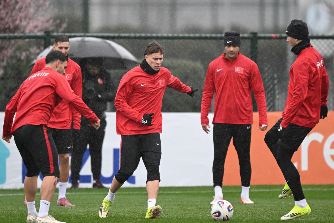 Kosova da A Milli Takıma &ccedil;irkin hareket! Gece gece otelin &ouml;n&uuml;nde yapılanlar infial uyandırdı   6