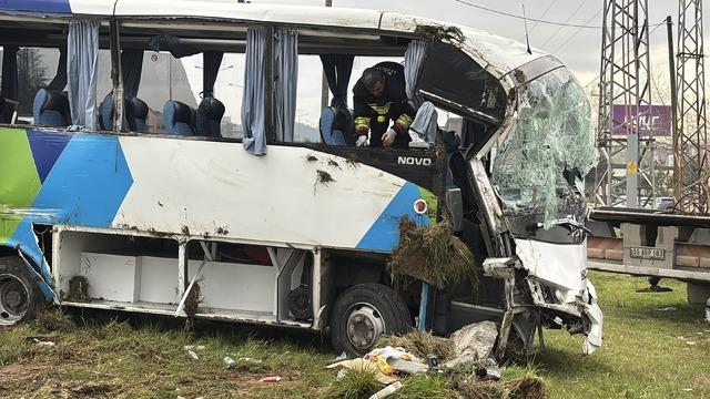 Samsun da &ouml;ğrencilerin bulunduğu midib&uuml;s&uuml;n devrilmesi sonucu 11 kişi yaralandı 2