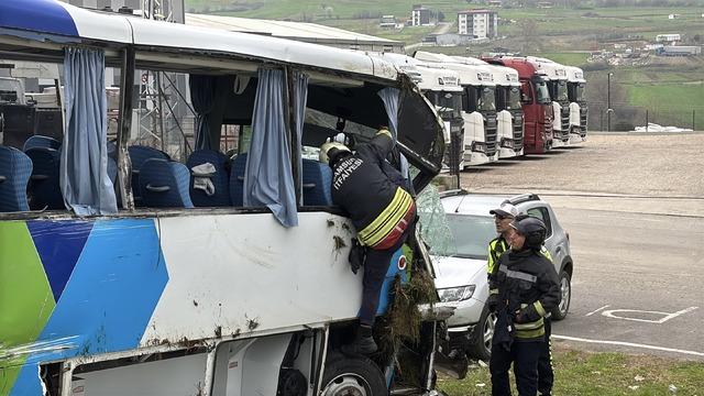 Samsun da &ouml;ğrencilerin bulunduğu midib&uuml;s&uuml;n devrilmesi sonucu 11 kişi yaralandı 1