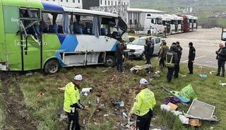 Samsun'da &ouml;ğrencilerin bulunduğu midib&uuml;s&uuml;n devrilmesi sonucu 11 kişi yaralandı