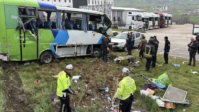 Samsun'da öğrencilerin bulunduğu midibüsün devrilmesi sonucu 11 kişi yaralandı