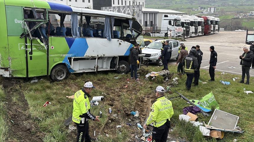 Samsun'da &ouml;ğrencilerin bulunduğu midib&uuml;s&uuml;n devrilmesi sonucu 11 kişi yaralandı