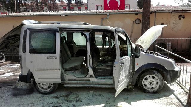 Hastane otoparkında hafif ticari araç yandı