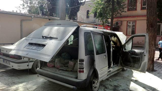 Hastane otoparkında hafif ticari araç yandı