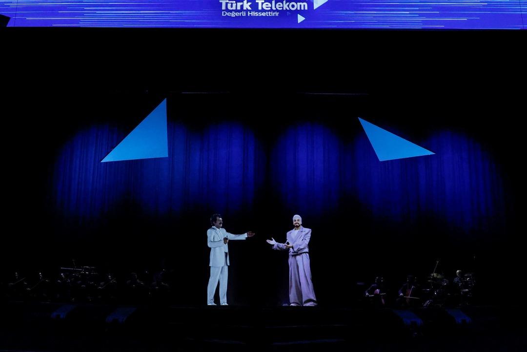 T&uuml;rk Telekom&rsquo;dan AKM&rsquo;de 5G ile g&ouml;vde g&ouml;sterisi! M&uuml;sl&uuml;m G&uuml;rses s&uuml;rprizi geceye damga vurdu 7