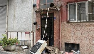 Aydın'da binanın ikinci katından d&uuml;şen iş&ccedil;i yaralandı