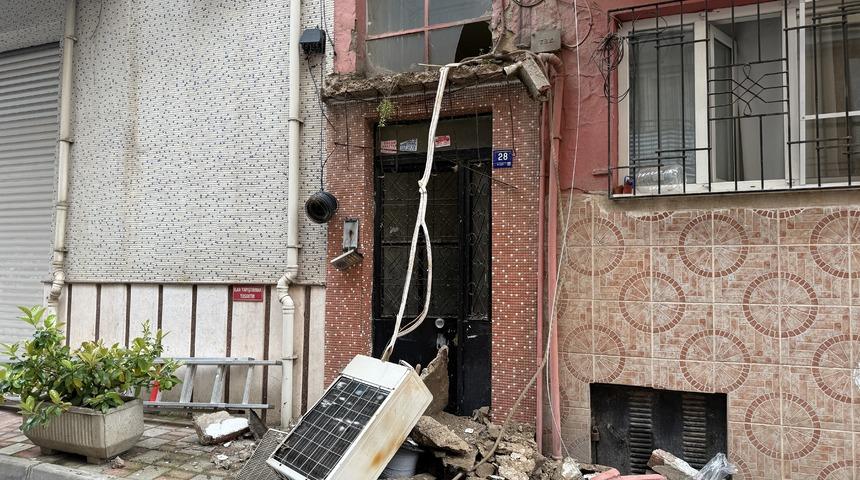 Aydın'da binanın ikinci katından d&uuml;şen iş&ccedil;i yaralandı