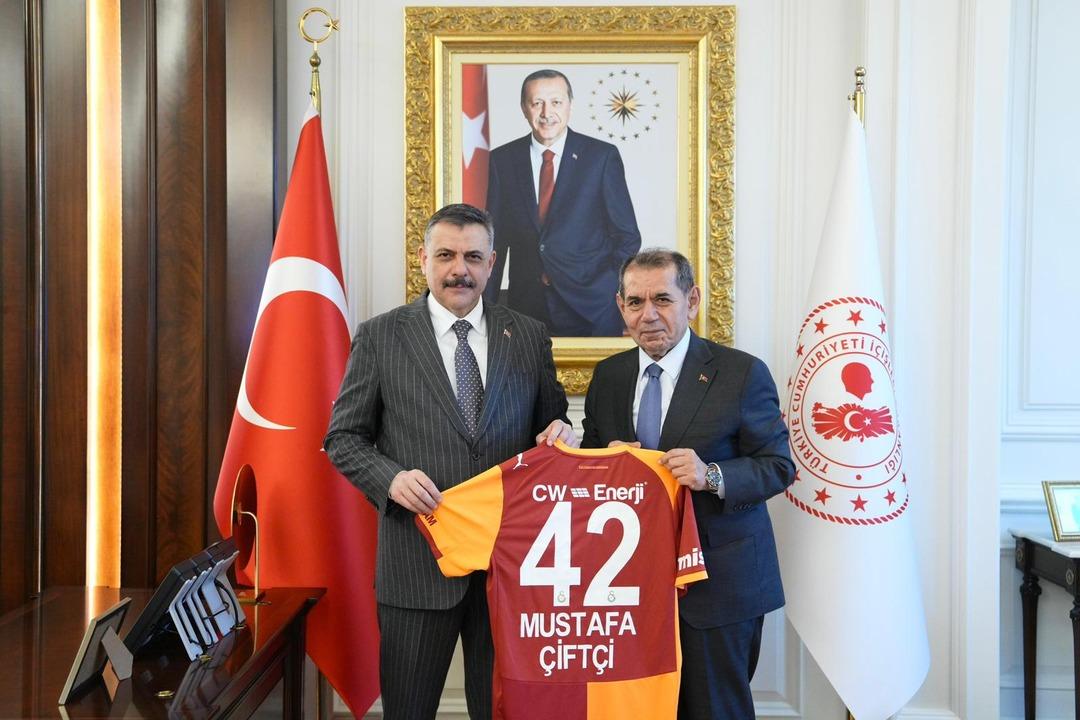 Galatasaray y&ouml;netiminden İ&ccedil;işleri Bakanı &Ccedil;ift&ccedil;i&rsquo;ye ziyaret 1