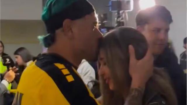 Ünlü futbolcuya şampiyonluk öncesi şans öpücüğü! Sosyal medya bunu konuşuyor