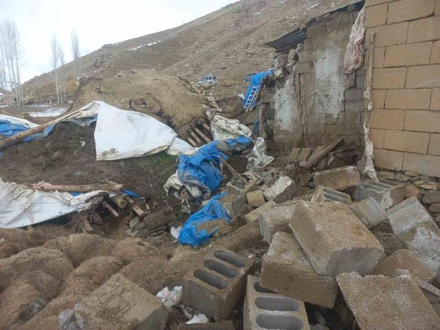 Van&rsquo;da ahır &ccedil;&ouml;kt&uuml;, 23 k&uuml;&ccedil;&uuml;kbaş hayvan telef oldu 4