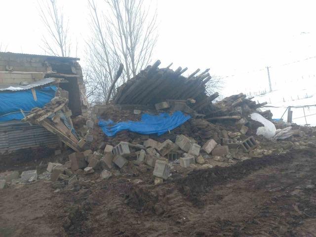 Van&rsquo;da ahır &ccedil;&ouml;kt&uuml;, 23 k&uuml;&ccedil;&uuml;kbaş hayvan telef oldu 3