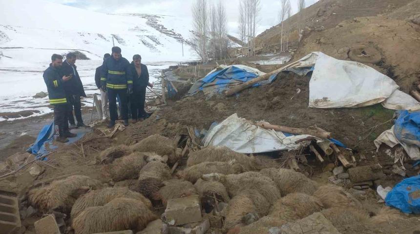 Van&rsquo;da ahır &ccedil;&ouml;kt&uuml;, 23 k&uuml;&ccedil;&uuml;kbaş hayvan telef oldu